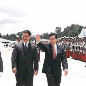 陳水扁總統於瓜地馬拉機場接受瓜國軍禮歡迎-陳水扁總統「民主外交、友誼之旅」活動照片-MOFA109179CF-2020-12-PH00055-004