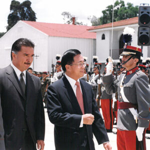 陳水扁總統於瓜地馬拉機場接受瓜國軍禮歡迎-陳水扁總統「民主外交、友誼之旅」活動照片-MOFA109179CF-2020-12-PH00055-005