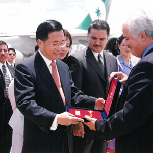 陳水扁總統於瓜地馬拉機場接受瓜國軍禮歡迎-陳水扁總統「民主外交、友誼之旅」活動照片-MOFA109179CF-2020-12-PH00055-006