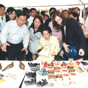 陳水扁總統於瓜地馬拉參觀旭日(Aurora)手工藝品心-陳水扁總統「民主外交、友誼之旅」活動照片-MOFA109179CF-2020-12-PH00055-012