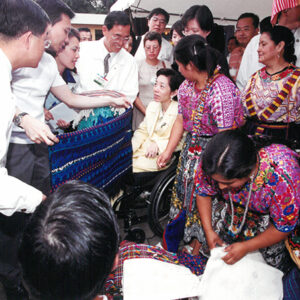 陳水扁總統於瓜地馬拉參觀旭日(Aurora)手工藝品心-陳水扁總統「民主外交、友誼之旅」活動照片-MOFA109179CF-2020-12-PH00055-013