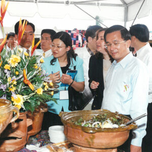 陳水扁總統於瓜地馬拉參觀旭日(Aurora)手工藝品心-陳水扁總統「民主外交、友誼之旅」活動照片-MOFA109179CF-2020-12-PH00055-014