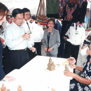 陳水扁總統於瓜地馬拉參觀旭日(Aurora)手工藝品心-陳水扁總統「民主外交、友誼之旅」活動照片-MOFA109179CF-2020-12-PH00055-015