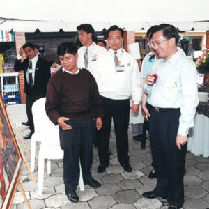 陳水扁總統於瓜地馬拉參觀旭日(Aurora)手工藝品心-陳水扁總統「民主外交、友誼之旅」活動照片-MOFA109179CF-2020-12-PH00055-017