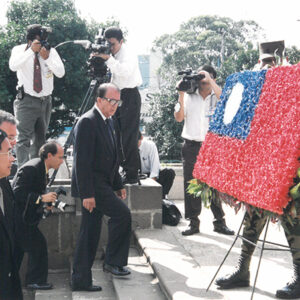陳水扁總統於瓜地馬拉至瓜國開國元勳紀念碑前獻花致敬-陳水扁總統「民主外交、友誼之旅」活動照片-MOFA109179CF-2020-12-PH00055-051