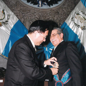 陳水扁總統於瓜底馬拉至瓜國國會演說及受贈勳章-陳水扁總統「民主外交、友誼之旅」活動照片-MOFA109179CF-2020-12-PH00055-056