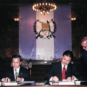 陳水扁總統於瓜地馬拉與瓜國總統波狄優簽署聯合公報暨舉行兩國元首記者會-陳水扁總統「民主外交、友誼之旅」活動照片-MOFA109179CF-2020-12-PH00055-057