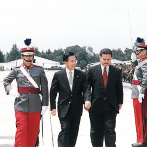 陳水扁總統於瓜地馬拉機場接受瓜國波狄優總統軍禮歡送-陳水扁總統「民主外交、友誼之旅」活動照片-MOFA109179CF-2020-12-PH00055-061