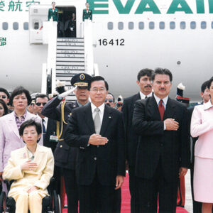 陳水扁總統於瓜地馬拉機場接受瓜國軍禮歡送-陳水扁總統「民主外交、友誼之旅」活動照片-MOFA109179CF-2020-12-PH00055-063