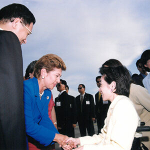 陳水扁總統於巴拿馬接受巴拿馬儀隊歡迎(莫絲柯索總統向陳總統夫人吳淑珍女士致意)-陳水扁總統「民主外交、友誼之旅」活動照片-MOFA109179CF-2020-12-PH00055-069