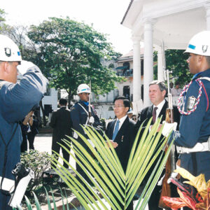 陳水扁總統於巴拿馬至巴京獨立廣場向巴國國父阿馬多銅像獻花-陳水扁總統「民主外交、友誼之旅」活動照片-MOFA109179CF-2020-12-PH00055-079