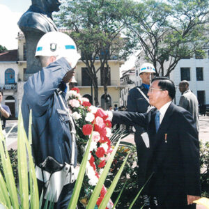 陳水扁總統於巴拿馬至巴京獨立廣場向巴國國父阿馬多銅像獻花-陳水扁總統「民主外交、友誼之旅」活動照片-MOFA109179CF-2020-12-PH00055-081