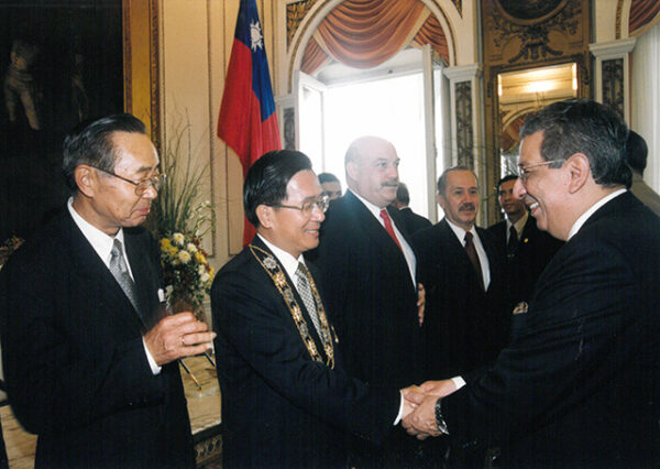 陳水扁總統於於巴拉圭與鞏薩雷斯總統簽署聯合公報並接受贈勳-陳水扁總統「民主外交、友誼之旅」活動照片-MOFA109179CF-2020-12-PH00056-053