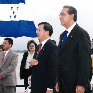 陳水扁總統於宏都拉斯接受宏國佛洛瑞斯總統以軍禮歡送-陳水扁總統「民主外交、友誼之旅」活動照片-MOFA109179CF-2020-12-PH00056-095