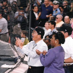 陳水扁總統於Enron Field球場觀賞太空人隊與道奇隊棒球賽(著紫衣女士為美國眾議員李希娜女士)-陳水扁總統「民主外交、友誼之旅」活動照片-MOFA109179CF-2020-12-PH00056-113