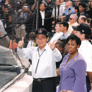 陳水扁總統於Enron Field球場觀賞太空人隊與道奇隊棒球賽(著紫衣女士為美國眾議員李希娜女士)-陳水扁總統「民主外交、友誼之旅」活動照片-MOFA109179CF-2020-12-PH00056-117