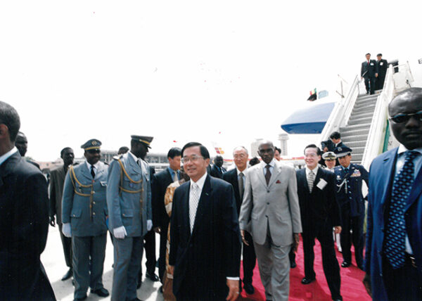 陳水扁總統於塞內加爾接受該國瓦德總統以軍禮歡迎-陳總統訪塞內加爾-MOFA109179CF-2020-12-PH00057-001