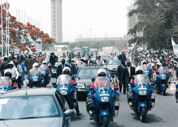 陳水扁總統於塞內加爾離機場赴美麗殿旅館受到當地民眾熱情歡迎-陳總統訪塞內加爾-MOFA109179CF-2020-12-PH00057-015