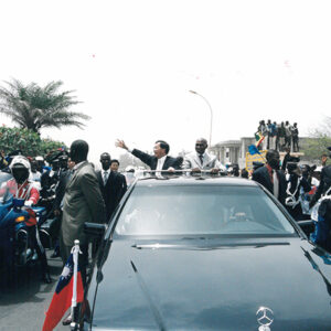 陳水扁總統於塞內加爾離機場赴美麗殿旅館受到當地民眾熱情歡迎-陳總統訪塞內加爾-MOFA109179CF-2020-12-PH00057-022