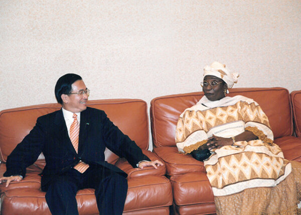 陳水扁總統於塞內加爾聽取杜竺生大使簡報-陳總統訪塞內加爾-MOFA109179CF-2020-12-PH00057-031