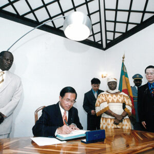 陳水扁總統於塞內加爾聽取杜竺生大使簡報-陳總統訪塞內加爾-MOFA109179CF-2020-12-PH00057-032