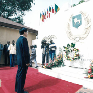 陳水扁總統於塞內加爾向賽國三軍陣亡將士紀念碑獻花-陳總統訪塞內加爾-MOFA109179CF-2020-12-PH00057-033
