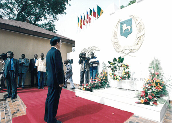 陳水扁總統於塞內加爾向賽國三軍陣亡將士紀念碑獻花-陳總統訪塞內加爾-MOFA109179CF-2020-12-PH00057-033