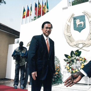 陳水扁總統於塞內加爾向賽國三軍陣亡將士紀念碑獻花-陳總統訪塞內加爾-MOFA109179CF-2020-12-PH00057-035