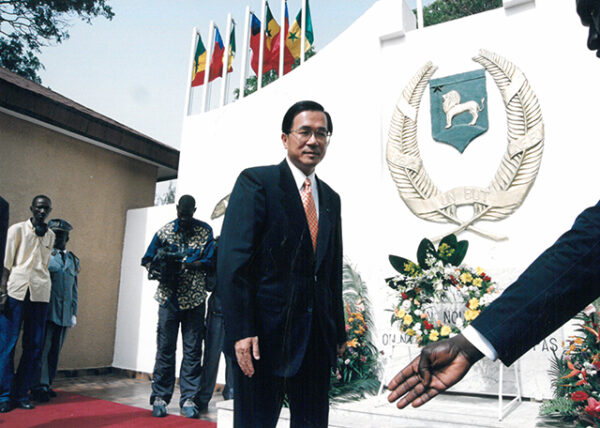 陳水扁總統於塞內加爾向賽國三軍陣亡將士紀念碑獻花-陳總統訪塞內加爾-MOFA109179CF-2020-12-PH00057-035