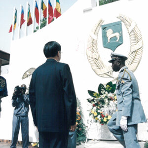 陳水扁總統於塞內加爾向賽國三軍陣亡將士紀念碑獻花-陳總統訪塞內加爾-MOFA109179CF-2020-12-PH00057-036