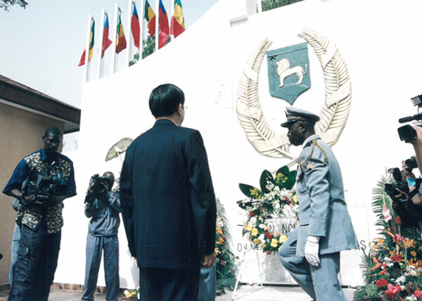 陳水扁總統於塞內加爾向賽國三軍陣亡將士紀念碑獻花-陳總統訪塞內加爾-MOFA109179CF-2020-12-PH00057-036