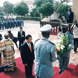 陳水扁總統於塞內加爾向賽國三軍陣亡將士紀念碑獻花-陳總統訪塞內加爾-MOFA109179CF-2020-12-PH00057-037
