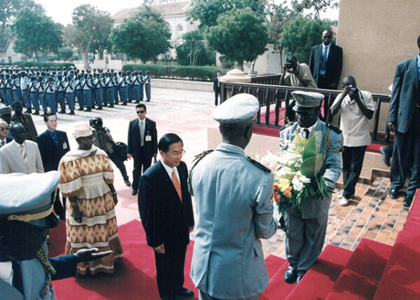 陳水扁總統於塞內加爾向賽國三軍陣亡將士紀念碑獻花-陳總統訪塞內加爾-MOFA109179CF-2020-12-PH00057-037
