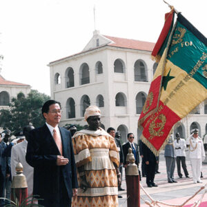 陳水扁總統於塞內加爾向賽國三軍陣亡將士紀念碑獻花-陳總統訪塞內加爾-MOFA109179CF-2020-12-PH00057-038