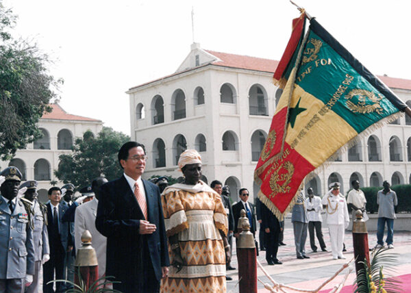 陳水扁總統於塞內加爾向賽國三軍陣亡將士紀念碑獻花-陳總統訪塞內加爾-MOFA109179CF-2020-12-PH00057-038