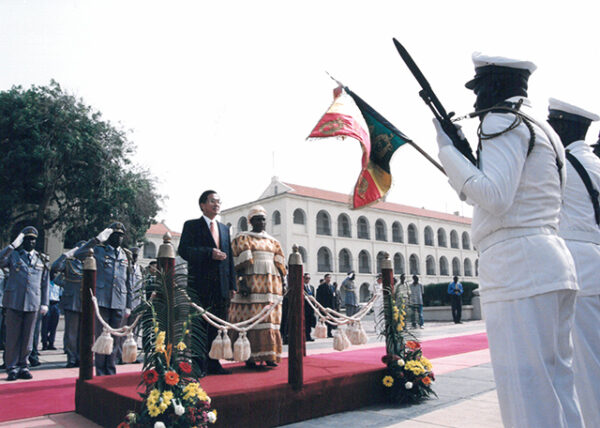 陳水扁總統於塞內加爾向賽國三軍陣亡將士紀念碑獻花-陳總統訪塞內加爾-MOFA109179CF-2020-12-PH00057-039