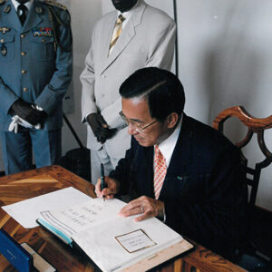 陳水扁總統於塞內加爾向賽國三軍陣亡將士紀念碑獻花-陳總統訪塞內加爾-MOFA109179CF-2020-12-PH00057-042