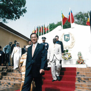 陳水扁總統於塞內加爾向賽國三軍陣亡將士紀念碑獻花-陳總統訪塞內加爾-MOFA109179CF-2020-12-PH00057-043