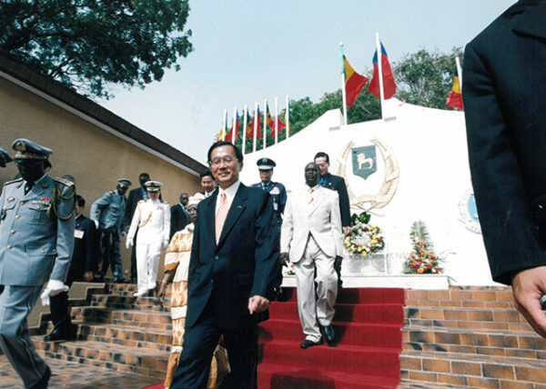 陳水扁總統於塞內加爾向賽國三軍陣亡將士紀念碑獻花-陳總統訪塞內加爾-MOFA109179CF-2020-12-PH00057-043