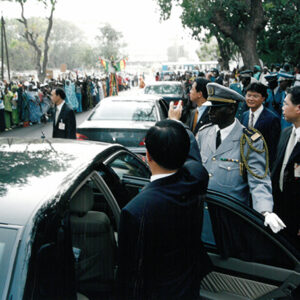 陳水扁總統於塞內加爾視察駐塞內加爾大使館向當地熱情的民眾揮手致意-陳總統訪塞內加爾-MOFA109179CF-2020-12-PH00057-074