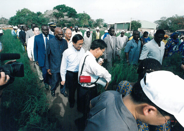 陳水扁總統於塞內加爾主持我國農業技術團桑嘉剛新團部及達卡多功能農業訓練中心落成典禮剪綵-陳總統訪塞內加爾-MOFA109179CF-2020-12-PH00057-085