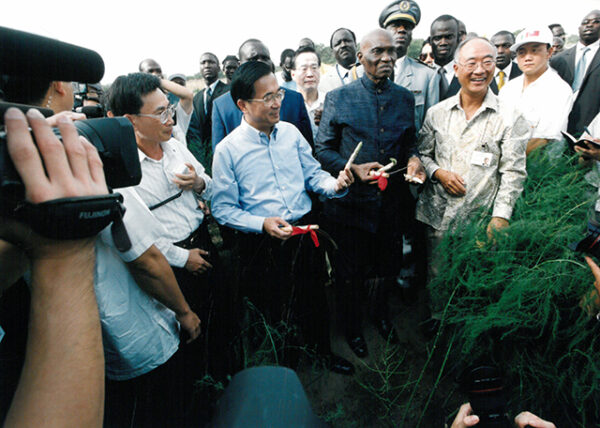 陳水扁總統於塞內加爾主持我國農業技術團桑嘉剛新團部及達卡多功能農業訓練中心落成典禮剪綵-陳總統訪塞內加爾-MOFA109179CF-2020-12-PH00057-090