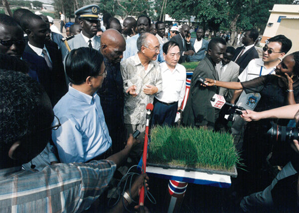 陳水扁總統於塞內加爾主持我國農業技術團桑嘉剛新團部及達卡多功能農業訓練中心落成典禮剪綵-陳總統訪塞內加爾-MOFA109179CF-2020-12-PH00057-093