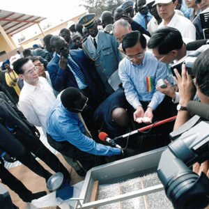 陳水扁總統於塞內加爾主持我國農業技術團桑嘉剛新團部及達卡多功能農業訓練中心落成典禮剪綵-陳總統訪塞內加爾-MOFA109179CF-2020-12-PH00057-100