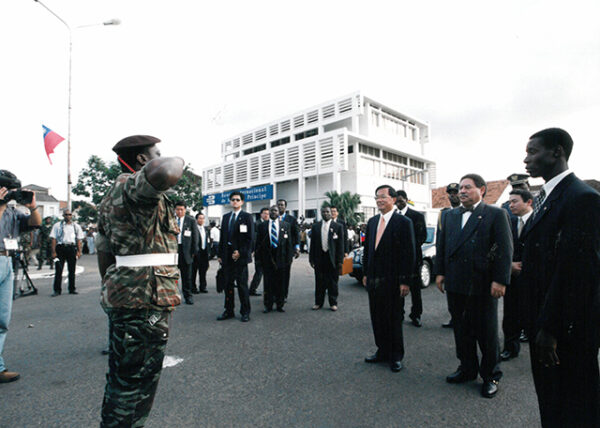 陳水扁總統於聖多美普林西比國際機場接受聖國梅尼士總統軍禮歡迎訪問團-陳總統訪聖多美普林西比-MOFA109179CF-2020-12-PH00058-009