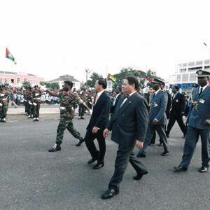 陳水扁總統於聖多美普林西比國際機場接受聖國梅尼士總統軍禮歡迎訪問團-陳總統訪聖多美普林西比-MOFA109179CF-2020-12-PH00058-010