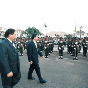 陳水扁總統於聖多美普林西比國際機場接受聖國梅尼士總統軍禮歡迎訪問團-陳總統訪聖多美普林西比-MOFA109179CF-2020-12-PH00058-013
