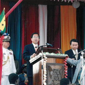 陳水扁總統於聖多美普林西比國際機場接受聖國梅尼士總統軍禮歡迎訪問團-陳總統訪聖多美普林西比-MOFA109179CF-2020-12-PH00058-017