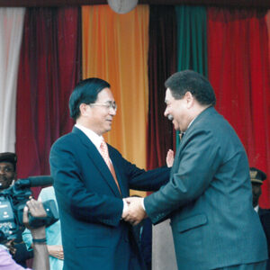 陳水扁總統於聖多美普林西比國際機場接受聖國梅尼士總統軍禮歡迎訪問團-陳總統訪聖多美普林西比-MOFA109179CF-2020-12-PH00058-018