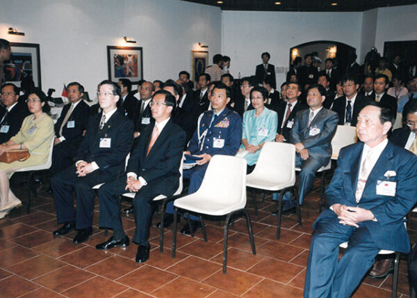 陳水扁總統於聖多美國際機場聽取柯大使吉生簡報-陳總統訪聖多美普林西比-MOFA109179CF-2020-12-PH00058-030